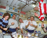 STS-110_crew_eating