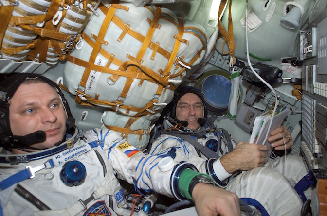 ISS-04_Yury_Onufriyenko_and_Carl_E._Walz_in_the_Soyuz_TM-33_spacecraft