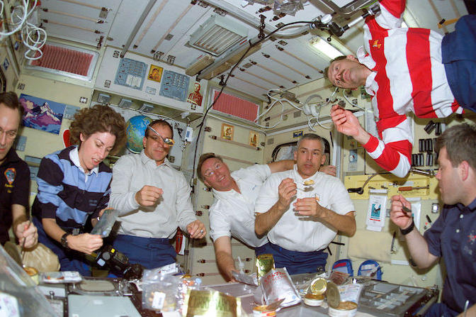 STS-110_crew_eating